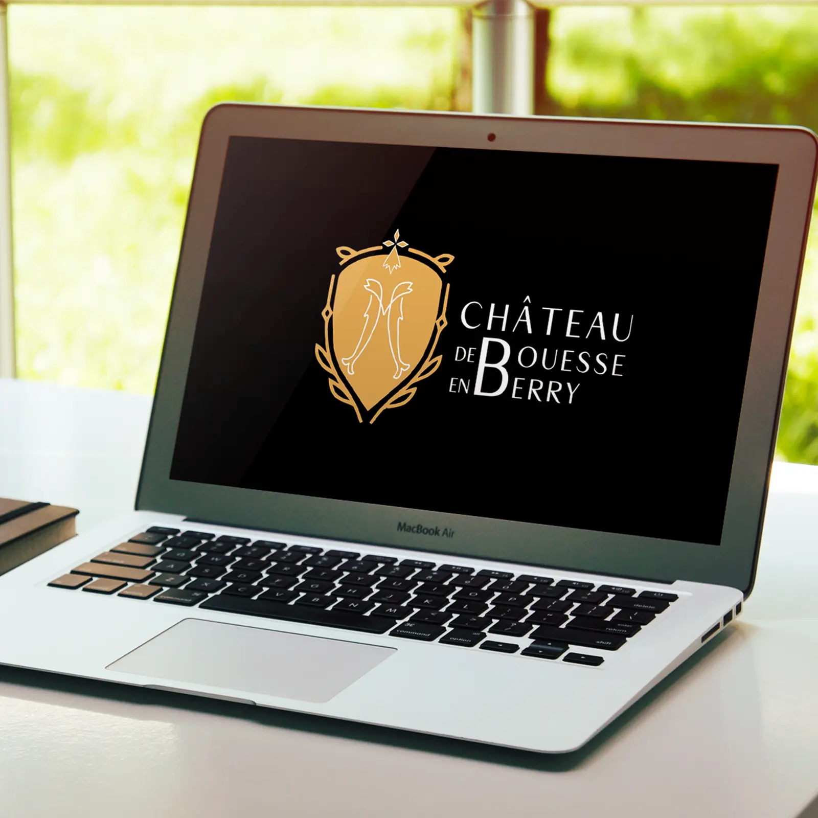 Logotype Château de Bouesse en Berry en application sur écran - identité patrimoniale, graphiste Nancy