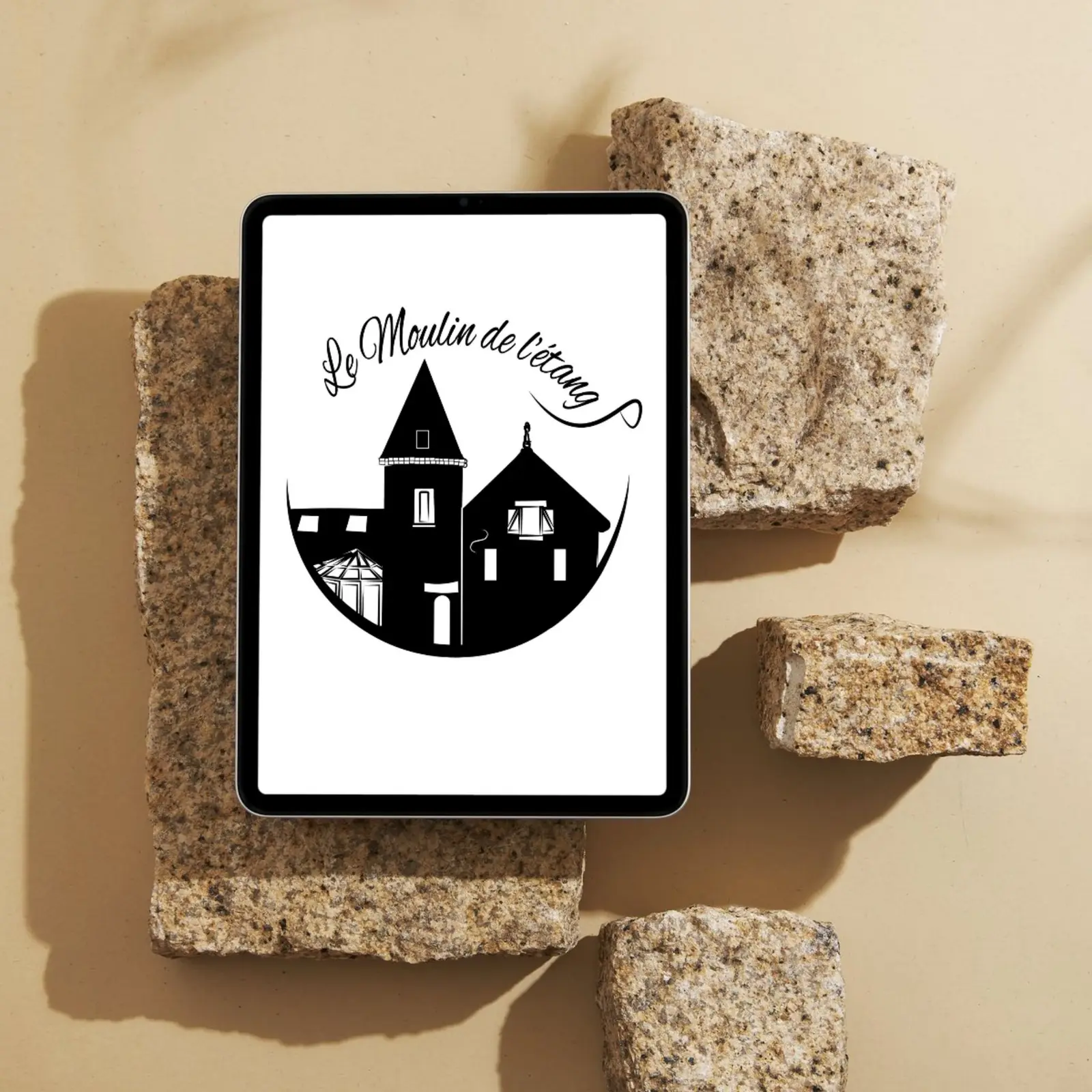 Identité Le Moulin de l'Étang sur tablette - logo lieu de réception, graphiste Nancy